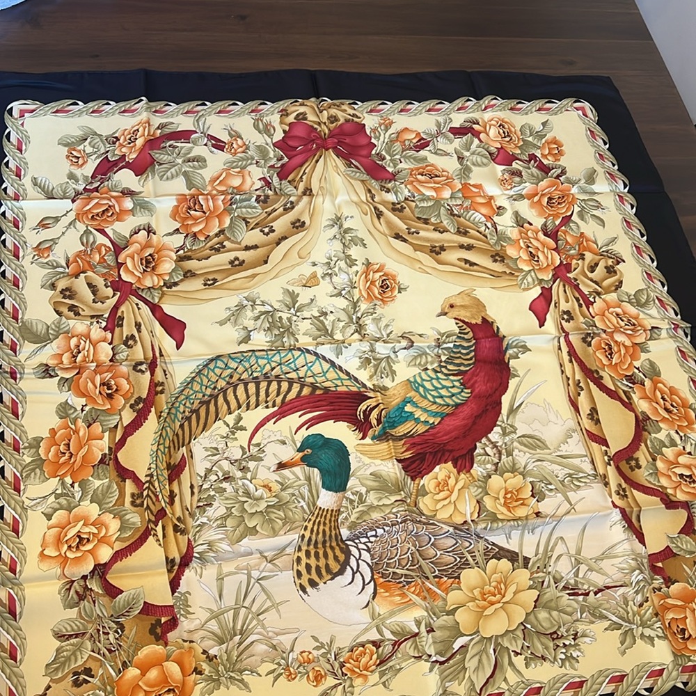 Salvatore Ferragamo 100%Silk Scarf with box - Picture 6 of 13